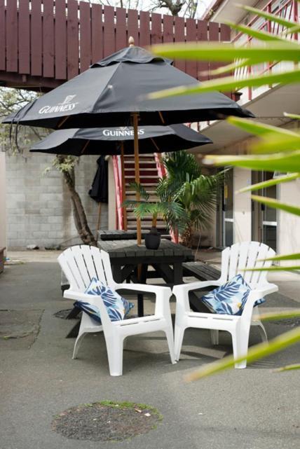 Bridge Backpackers Hostel Νέλσον Εξωτερικό φωτογραφία The outdoor area at the bar