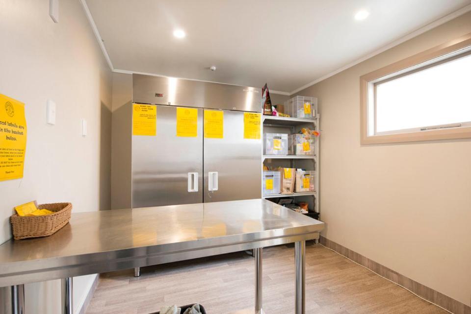 Bridge Backpackers Hostel Νέλσον Εξωτερικό φωτογραφία A walk-in refrigerator