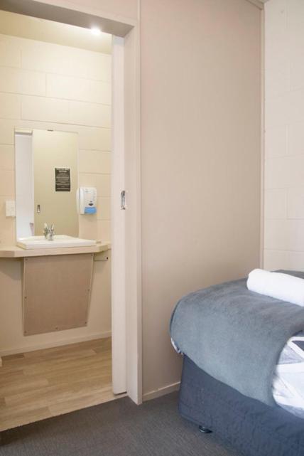 Bridge Backpackers Hostel Νέλσον Εξωτερικό φωτογραφία A typical bedroom in the halls of residence