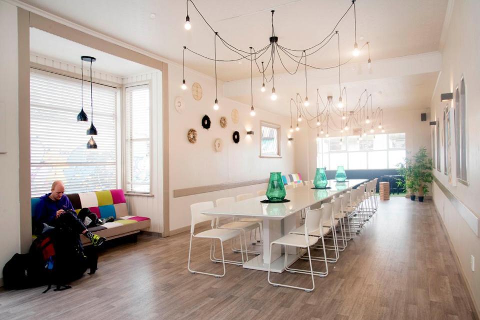 Bridge Backpackers Hostel Νέλσον Εξωτερικό φωτογραφία The interior of the new building