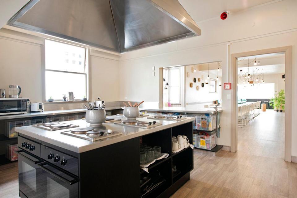 Bridge Backpackers Hostel Νέλσον Εξωτερικό φωτογραφία The kitchen at the International Centre for Culinary Arts