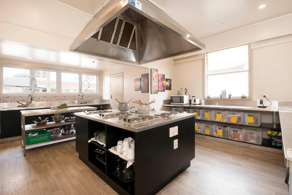Bridge Backpackers Hostel Νέλσον Εξωτερικό φωτογραφία The kitchen at the Cordon Bleu London campus