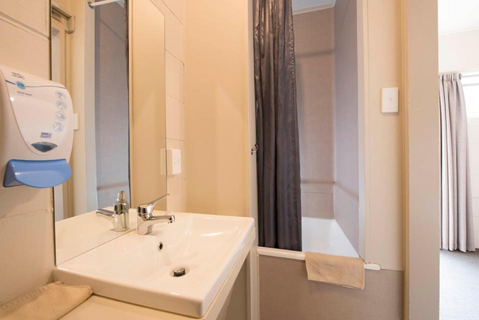 Bridge Backpackers Hostel Νέλσον Εξωτερικό φωτογραφία A typical bathroom in a capsule hotel