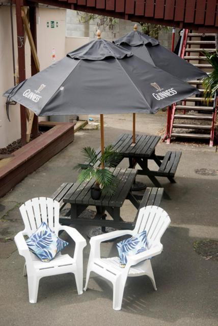 Bridge Backpackers Hostel Νέλσον Εξωτερικό φωτογραφία A picnic table
