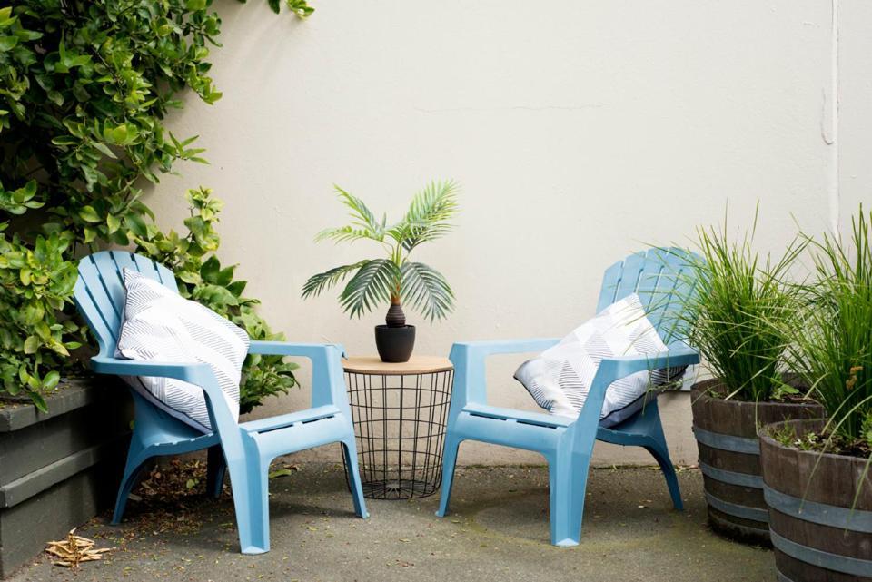 Bridge Backpackers Hostel Νέλσον Εξωτερικό φωτογραφία Adirondack chairs