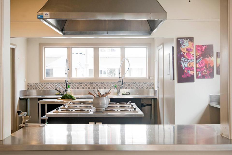 Bridge Backpackers Hostel Νέλσον Εξωτερικό φωτογραφία The kitchen at the Culinary Institute of Virginia