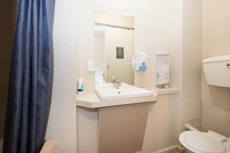 Bridge Backpackers Hostel Νέλσον Εξωτερικό φωτογραφία Ensuite bathroom
