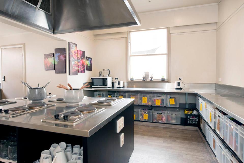 Bridge Backpackers Hostel Νέλσον Εξωτερικό φωτογραφία The kitchen at the Academy of Culinary Arts