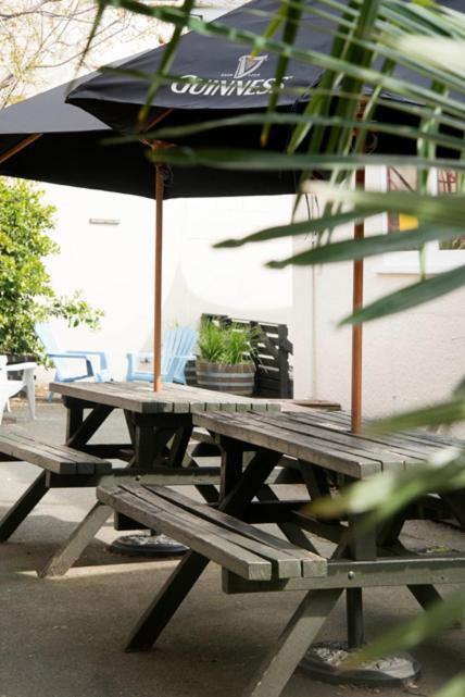 Bridge Backpackers Hostel Νέλσον Εξωτερικό φωτογραφία The courtyard at the Old Blind Dogs