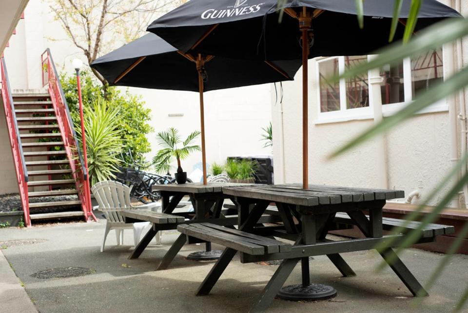 Bridge Backpackers Hostel Νέλσον Εξωτερικό φωτογραφία The beer garden at the Old Red Lion