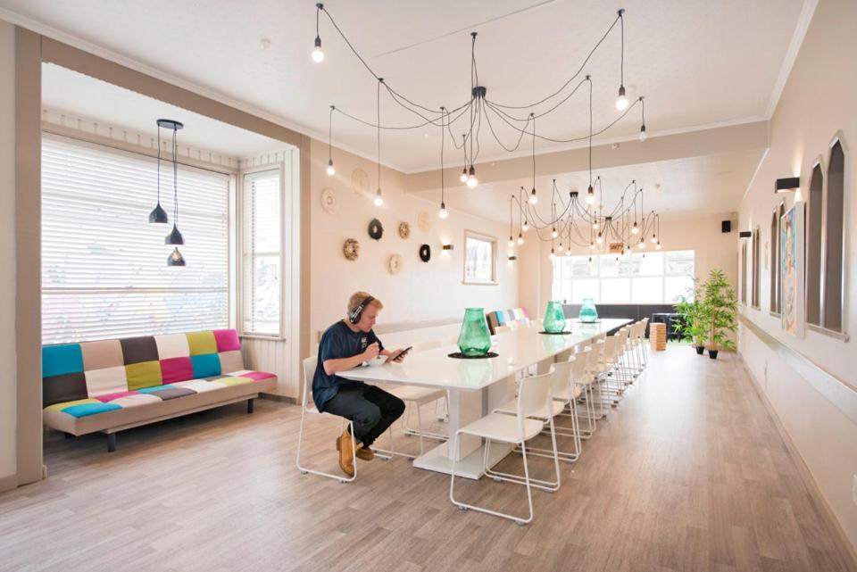 Bridge Backpackers Hostel Νέλσον Εξωτερικό φωτογραφία The interior of the library