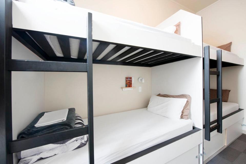 Bridge Backpackers Hostel Νέλσον Εξωτερικό φωτογραφία A typical room at a youth hostel