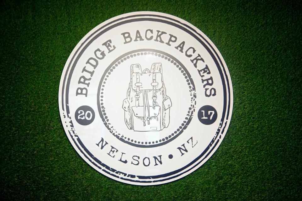 Bridge Backpackers Hostel Νέλσον Εξωτερικό φωτογραφία Bridge Backpackers logo